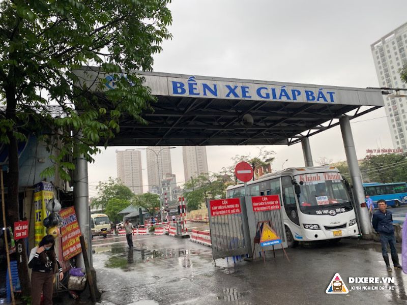 Cổng chính ra vào của Bến xe Giáp Bát