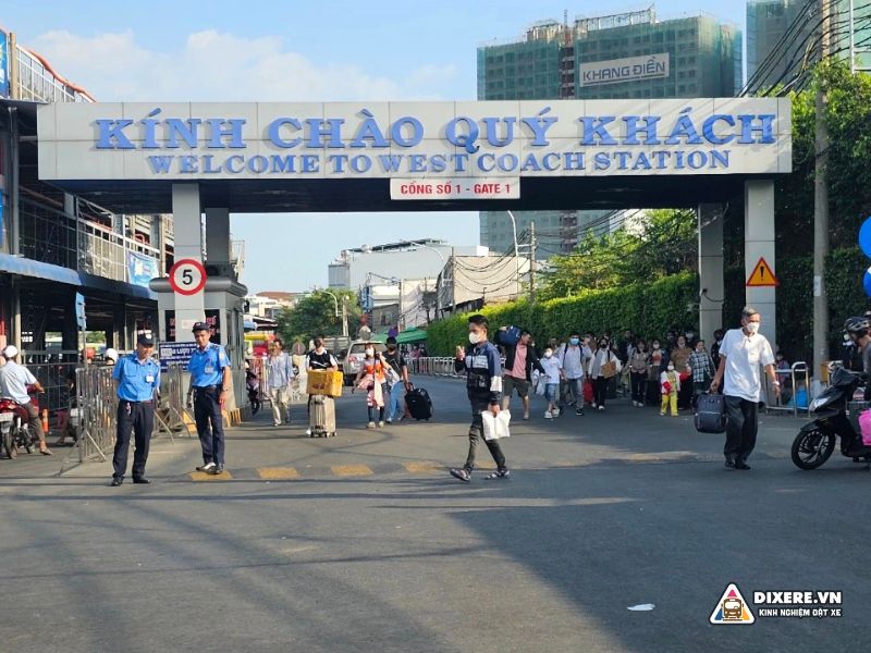 Cổng vào của Bến xe khách Miền Tây